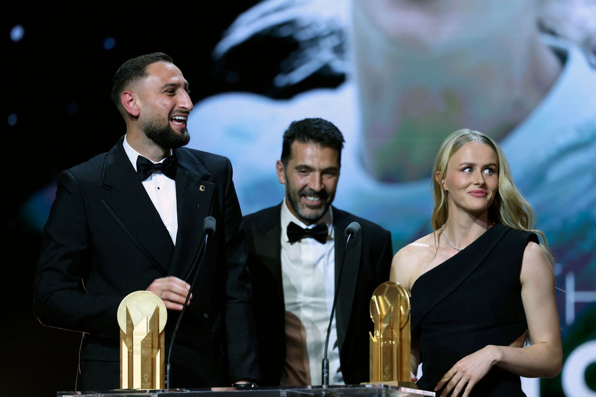  Hannah Hampton y Gianluigi Donnarumma reciben el Trofeo Yashin a los mejores porteros de la mano de Gianluigi Buffon.