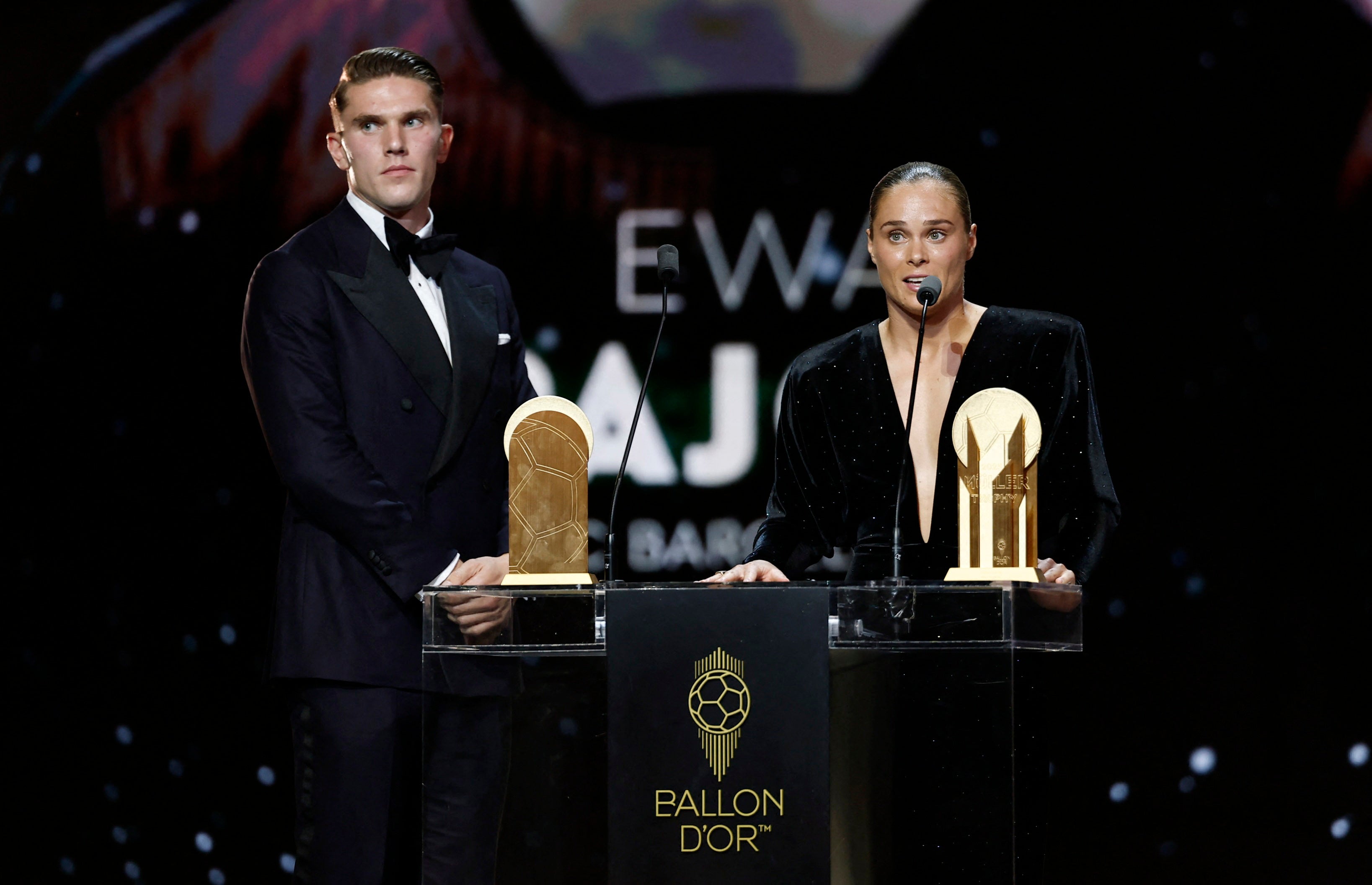 Viktor Gyokeres del Arsenal y Ewa Pajor del FC Barcelona tras ganar el Trofeo Gerd Müller.