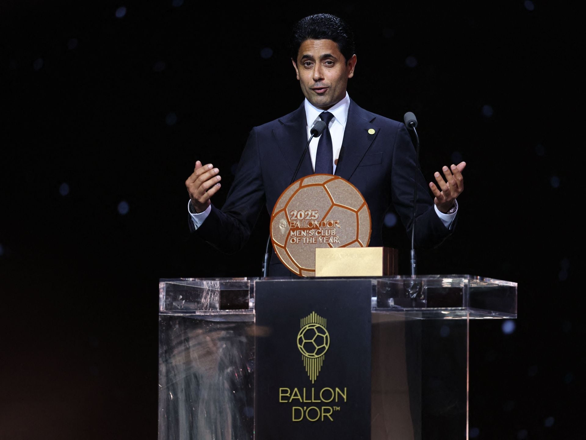 El presidente del PSG, Nasser al-Khelaifi, recibe el premio de mejor equipo del mundo.