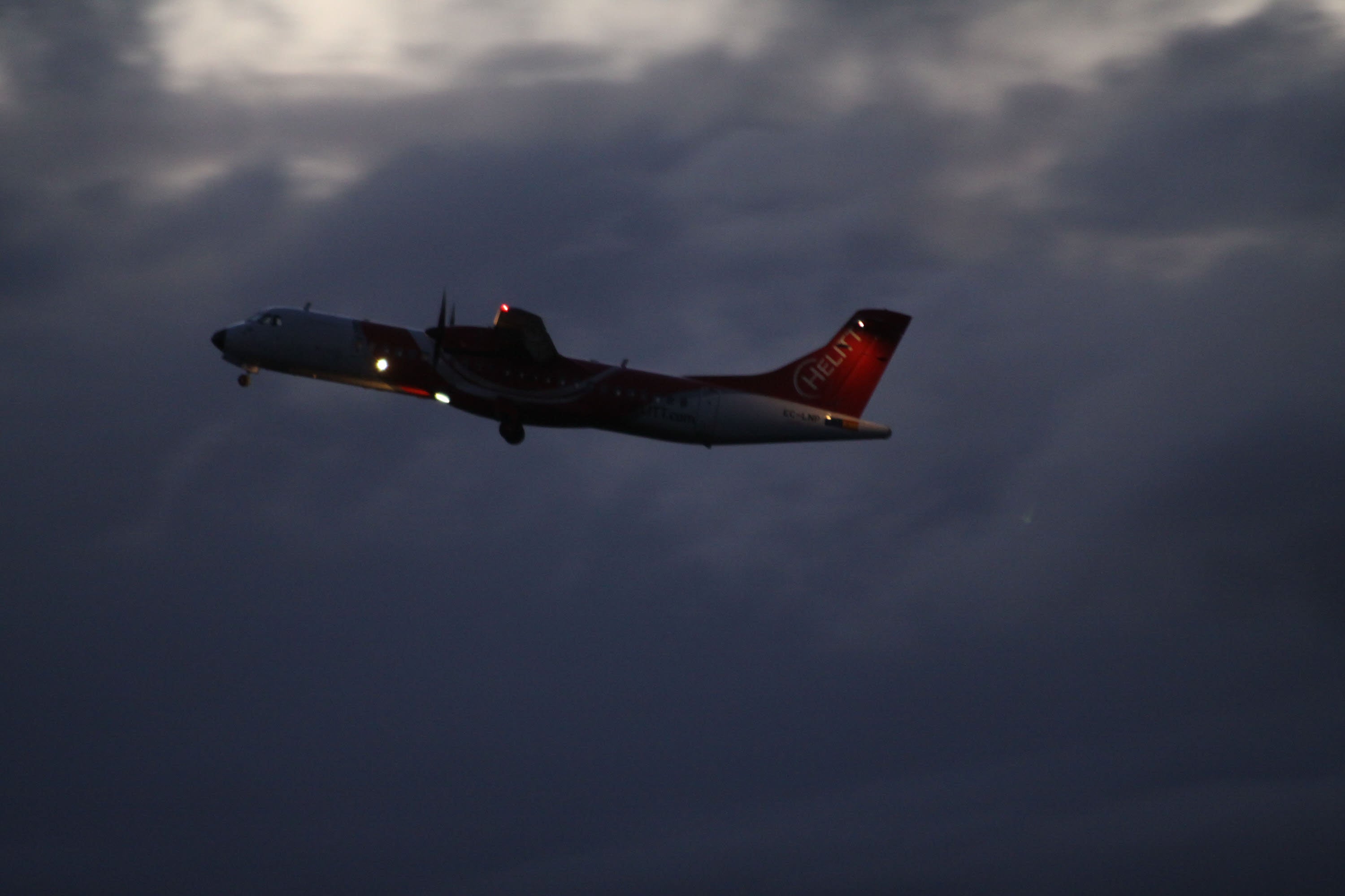 Un avión, en pleno vuelo.