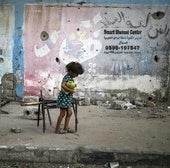 Una niña camina entre ruinas en Gaza City.