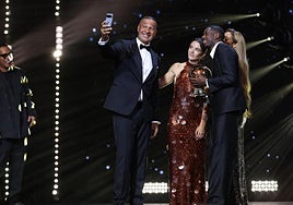 Ousmane Dembélé y Aitana Bonmatí posan con el Balón de Oro 2025
