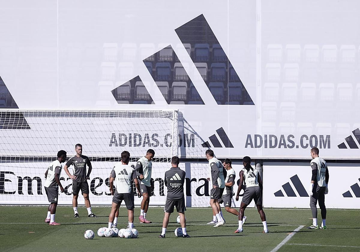 Xabi Alonso dirige el entrenamiento previo al encuentro contra el Levante.