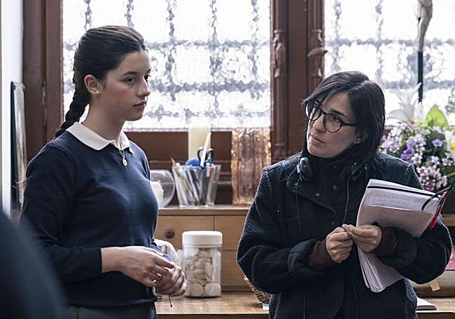 Blanca Soroa y Alauda Ruiz de Azúa en el rodaje de 'Los domingos'.