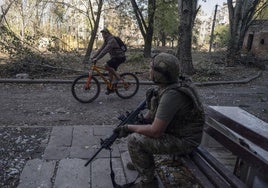 Un militar ucraniano patrulla en Kostiantynivka, en la región de Donetsk.