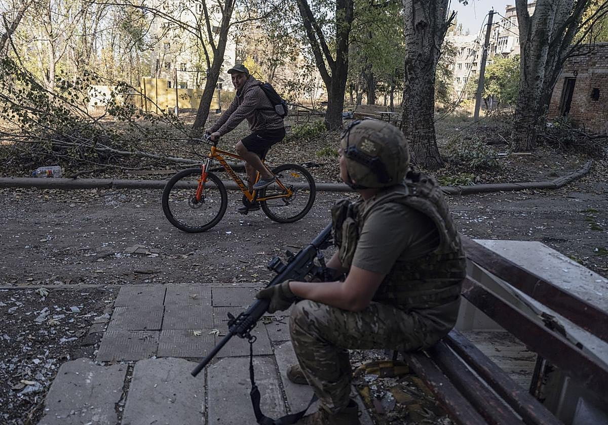 Un militar ucraniano patrulla en Kostiantynivka, en la región de Donetsk.