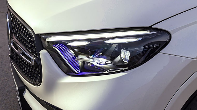 Los faros inteligentes del GLC detectan el tráfico y se ajustan para no deslumbrar.