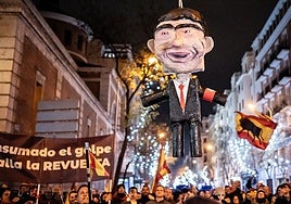 El muñeco apaleado de Pedro Sánchez junto a la sede del PSOE en la calle Ferraz.
