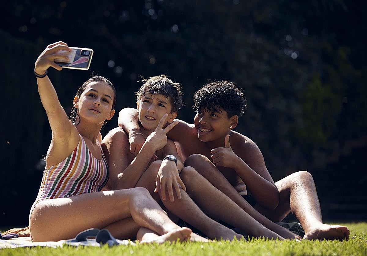 Imagen principal - Tres fotogramas de la ficción.