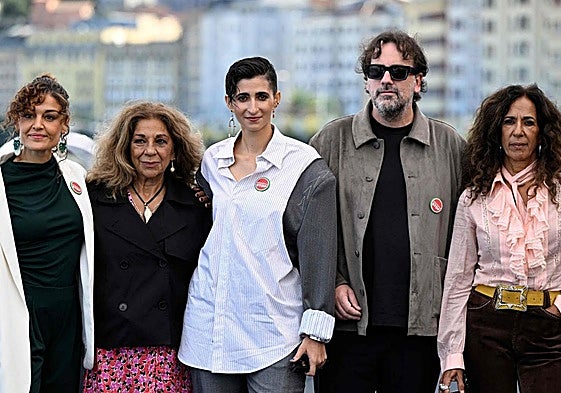 La actriz Alba Flores, en el centro de la imagen, ha presentado 'Flores para Antonio' en el Festival de San Sebastián.