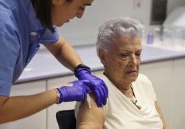 Una persona de riesgo se vacuna contra la gripe y el covid en Euskadi, el pasado 7 de octubre