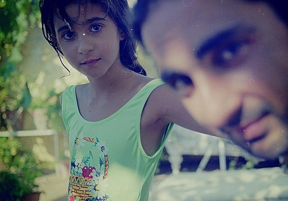 Alba Flores y su padre, Antonio Flores, en una fotografía familiar del documental 'Flores para Antonio'