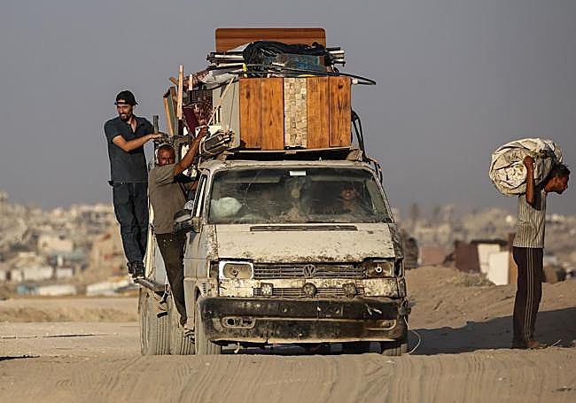 Una familia abandona el norte de Gaza con sus escasas pertenencias.
