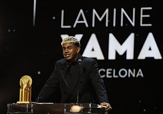 Lamine Yamal recibe su segundo premio Kopa.