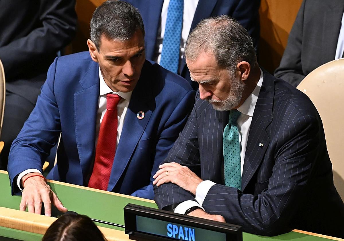 El presidente del Gobierno, Pedro Sánchez (izquierda), y el Rey Felipe VI, durante la sesión de apertura de la Asamblea General de la ONU.