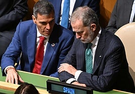 El presidente del Gobierno, Pedro Sánchez (izquierda), y el Rey Felipe VI, durante la sesión de apertura de la Asamblea General de la ONU.