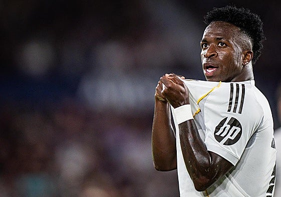Vincius muestra el escudo tras su último golazo ante el Levante.
