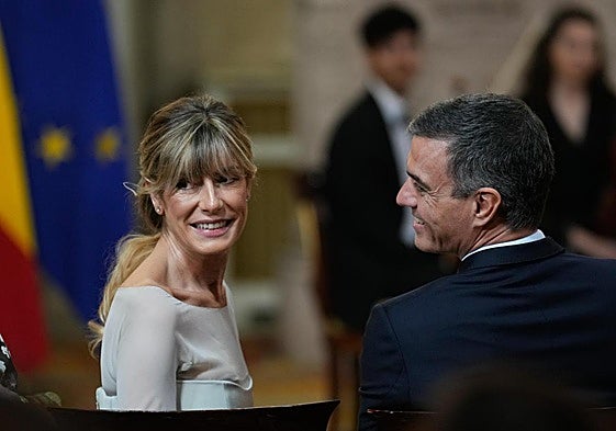El presidente del Gobierno, Pedro Sánchez (d), junto a su mujer Begoña Gómez (i)