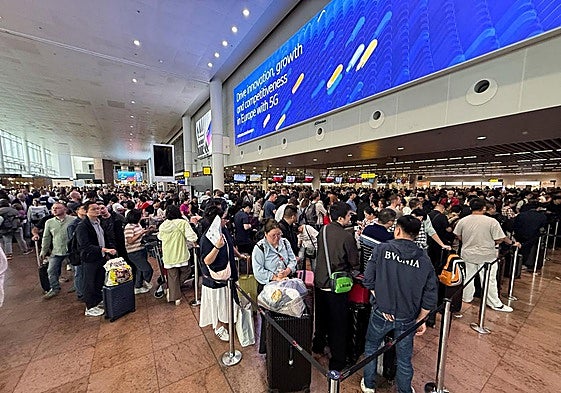 Colas en el aeropuerto de Bruselas a causa del ciberataque.