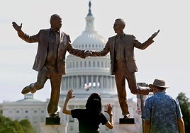 Imagen de la estatua con Trump y Epstein cogidos de la mano.