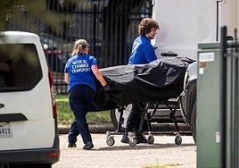 Personal forense traslada el cuerpo de uno de los fallecidos en el tiroteo en Dallas.