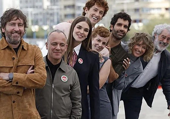 El realizador Daniel Sánchez Arévalo, junto a Javier Gutiérrez y el resto de actores principales de la película 'Rondallas'.