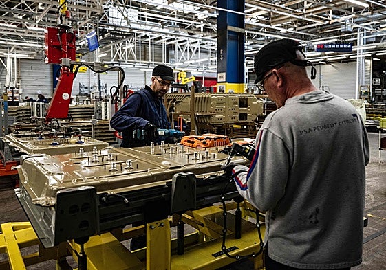 Dos operarios en la planta de baterías de Stellantis Zaragoza, una de las fábricas que parará