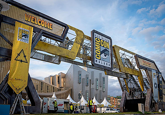 El arco de entrada de San Diego Comic-Con Málaga ya está montado para dar la bienvenida a los visitantes de su primera edición