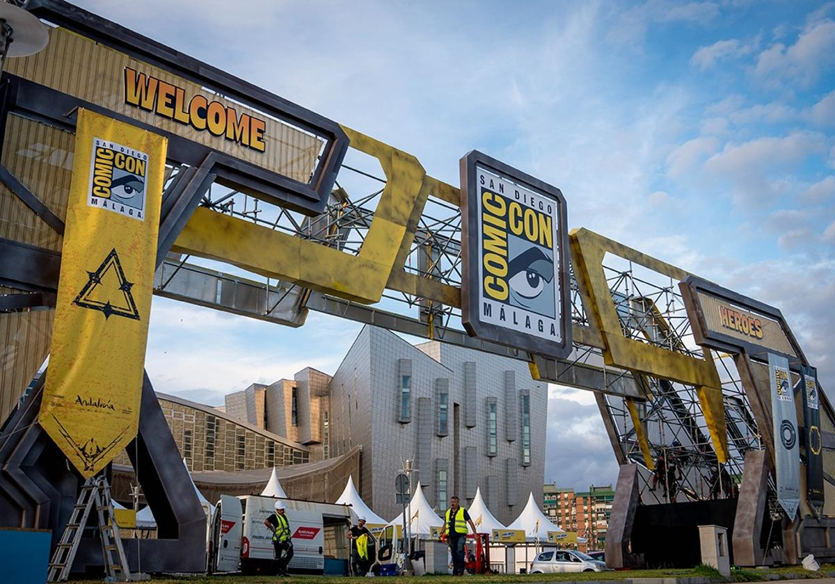 El arco de entrada de San Diego Comic-Con Málaga ya está montado para dar la bienvenida a los visitantes de su primera edición