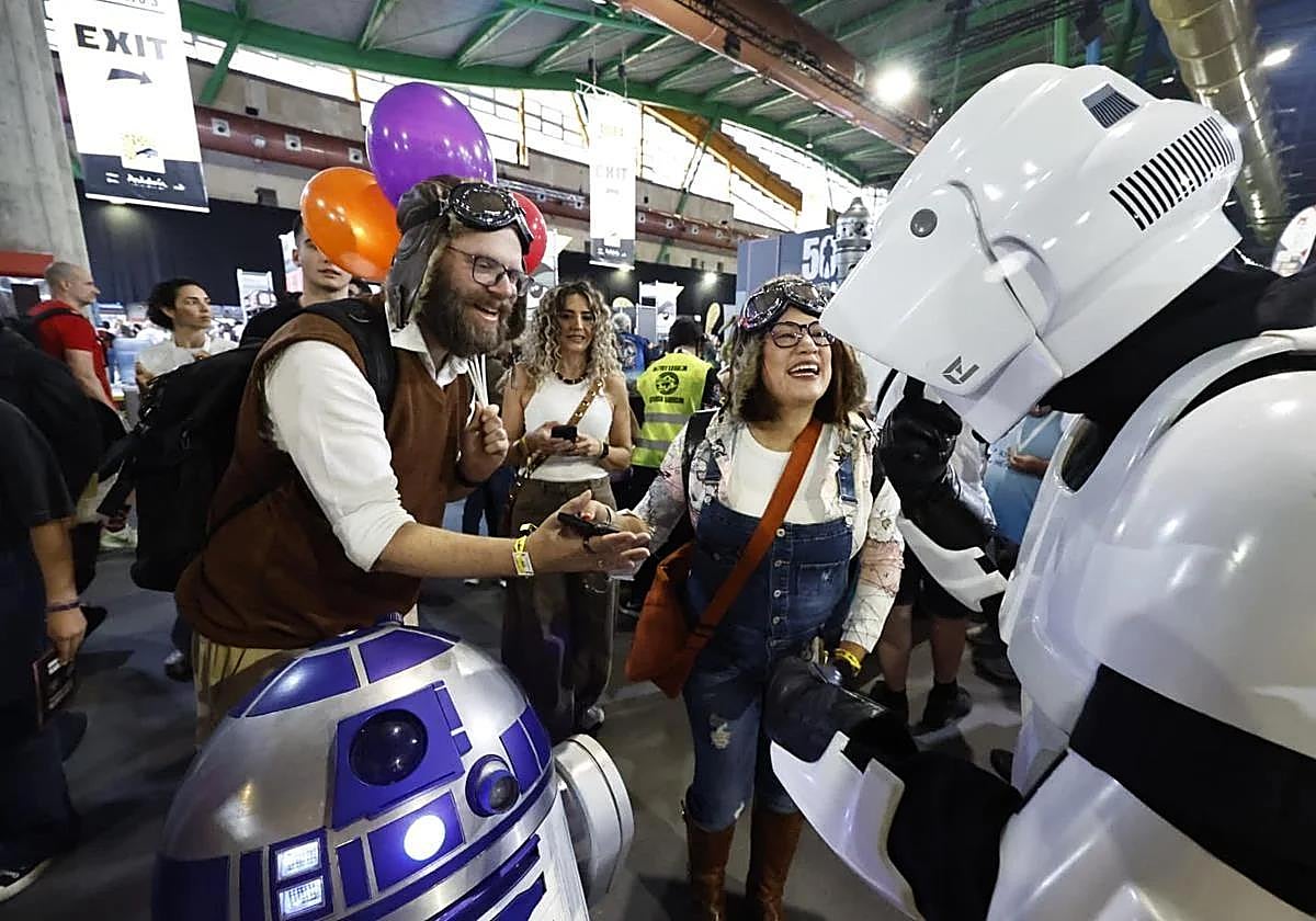 Visitantes se echan fotos con personas disfrazadas de 'Star Wars' en la Comic-Con Málaga.