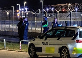 Agentes en el aeropuerto de Copenhague tras la detección de drones.