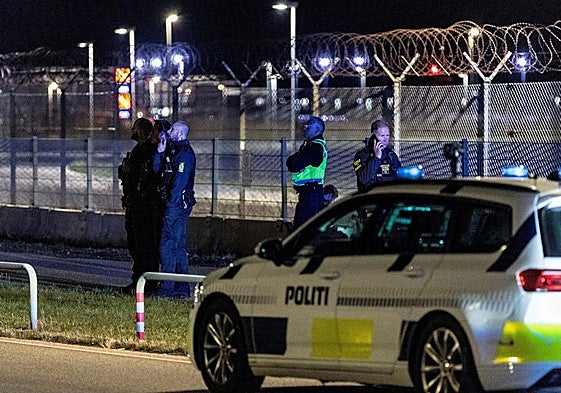 Agentes en el aeropuerto de Copenhague tras la detección de drones.