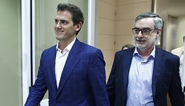 Albert Rivera (izquierda) y José Manuel Villegas, en su época como máximos responsables de Ciudadanos.