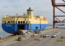 Vehículos de BYD embarcando en un carguero