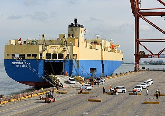 Vehículos de BYD embarcando en un carguero