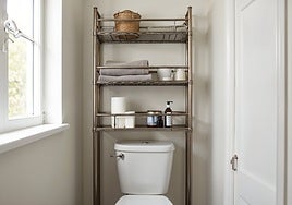 Esta estantería para poner sobre el inodoro o la lavadora es la solución perfecta a la falta de espacio