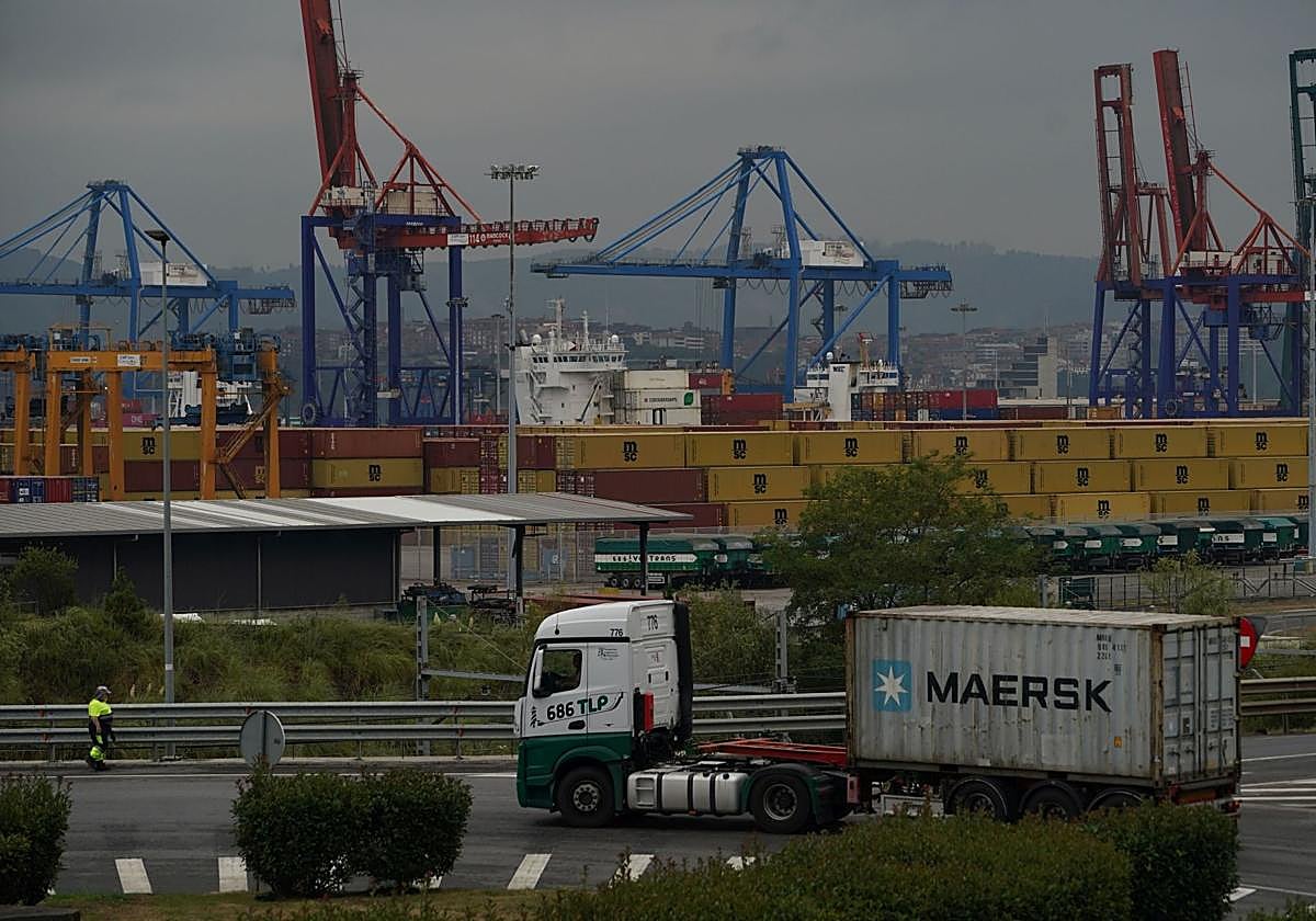 Contenedores de productos en el puerto de Bilbao.