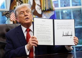 El presidente de Estados Unidos, Donald Trump, muestra un memorando firmado sobre la implementación de la pena de muerte en Washington DC.