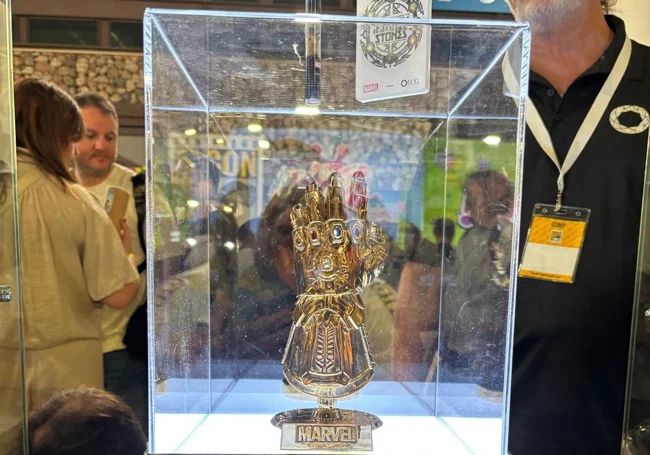 Un guantelete de Thanos, el supervillano de 'Avengers: Infinity War', hecho en bronce y con gemas preciosas, expuesto en la feria con un precio de 24.750 dólares.