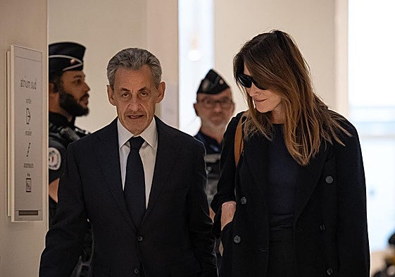 Nicolas Sarkozy y su pareja, Carla Bruni, el jueves a su llegada al Tribunal de París.