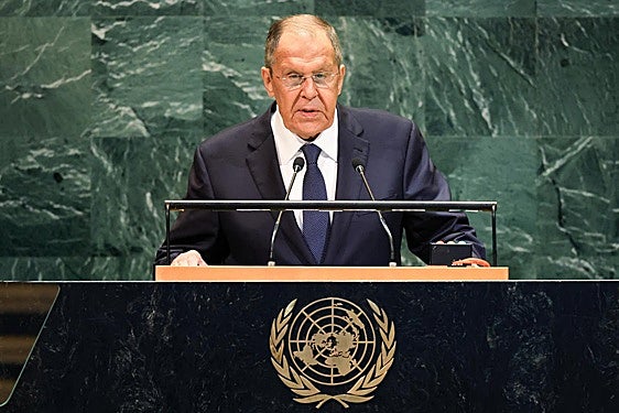 Sergei Lavrov se dirige al auditorio en la Asamblea General de la OTAN.