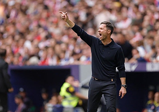Xabi Alonso, durante el derbi en el Metropolitano.