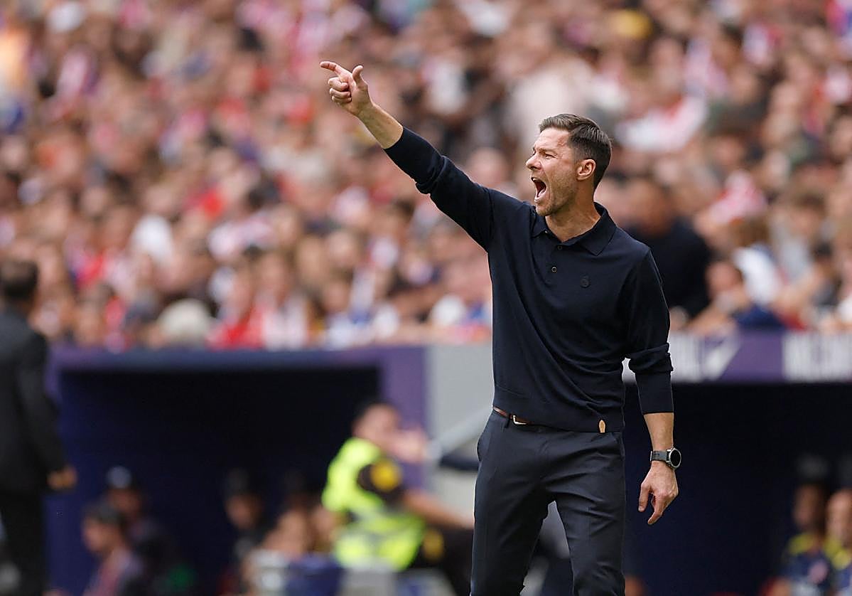 Xabi Alonso, durante el derbi en el Metropolitano.