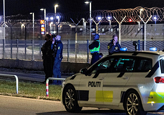 Agentes en el aeropuerto de Copenhague tras la detección de drones en la noche del miércoles al jueves.