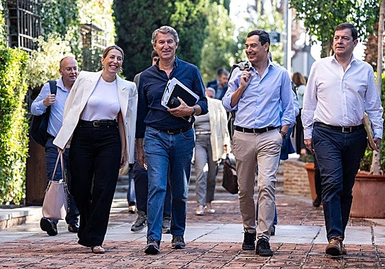 Feijóo (centro), con Tellado, Guardiola, Moreno y Mañueco.