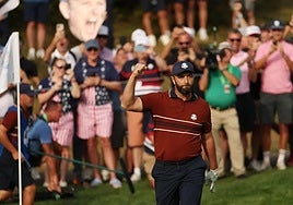 Jon Rahm alza el puño tras conseguir un golpe asombroso en el hoyo 8.