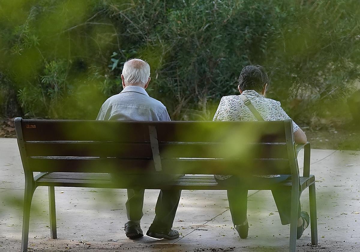 Dos jubilados descansan en un banco