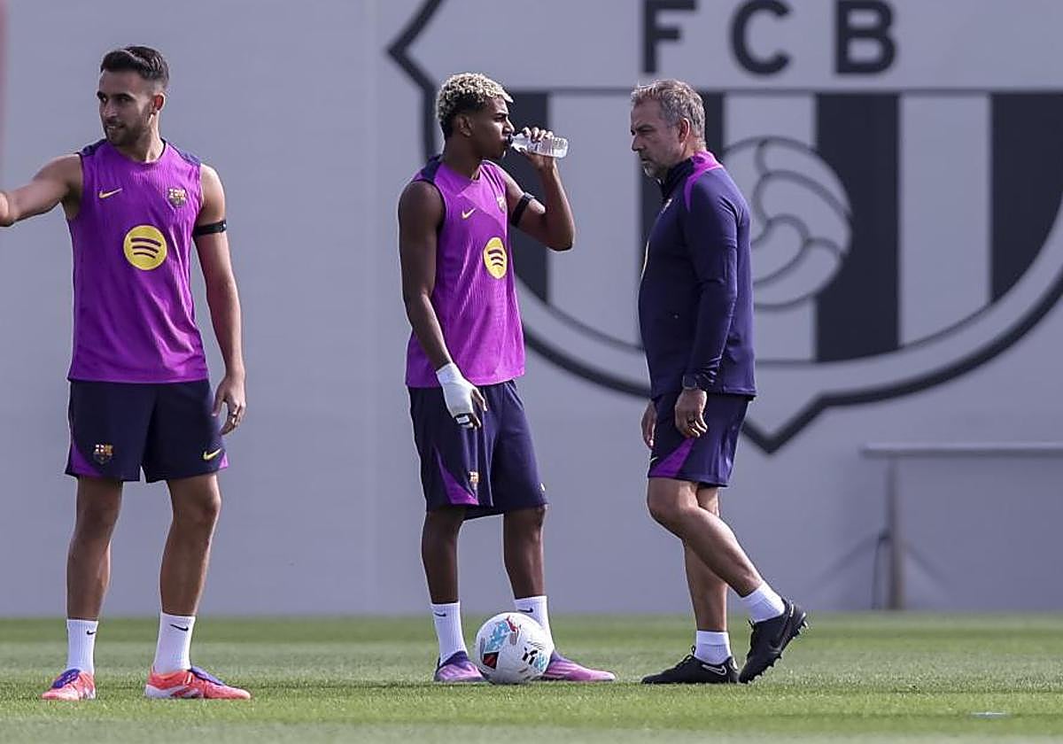 Lamine Yamal y Hansi Flick, junto a Eric García durante un entrenamiento del Barça.