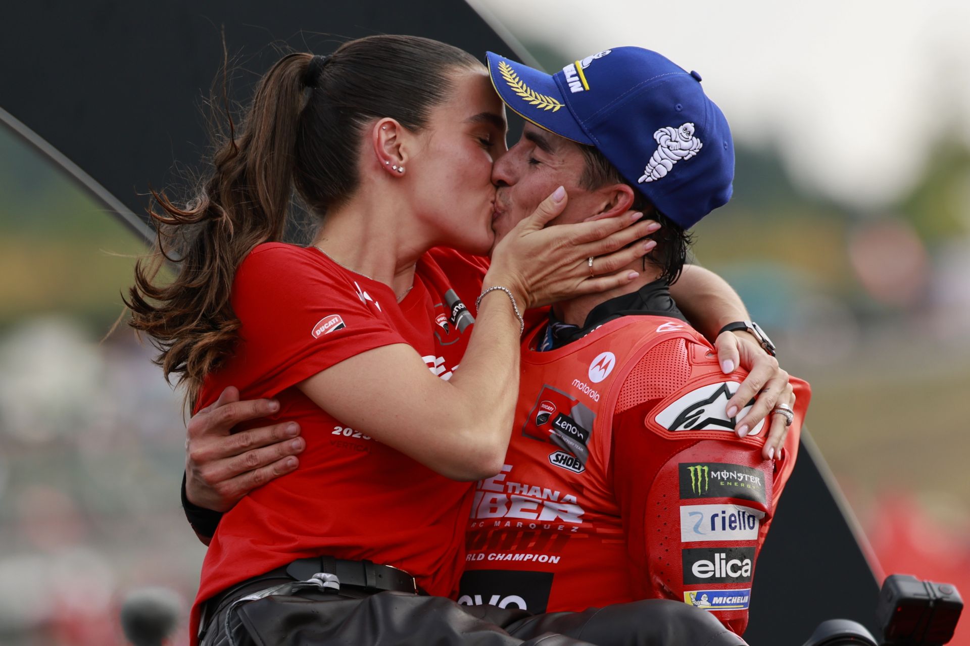 Marc Márquez besa a su novia, Gemma Pinto, tras proclamarse campeón del mundo de MotoGP por séptima vez.