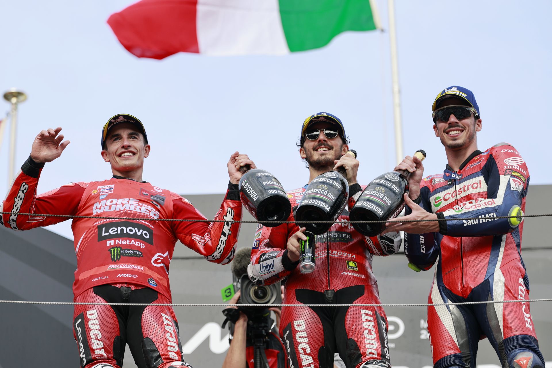 Marc Márquez, junto a sus dos acompañantes en el podio del Gran Premio de Japón de MotoGP, Pecco Bagnaia (primero) y Joan Mir (tercero).